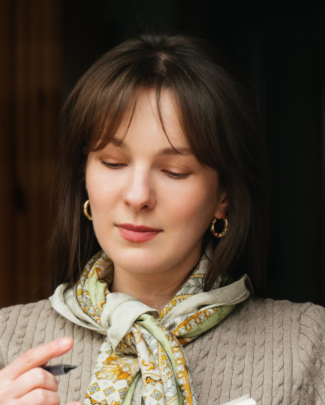 Agata Myśliborska-Błyskun patrzy w dół, na notatki